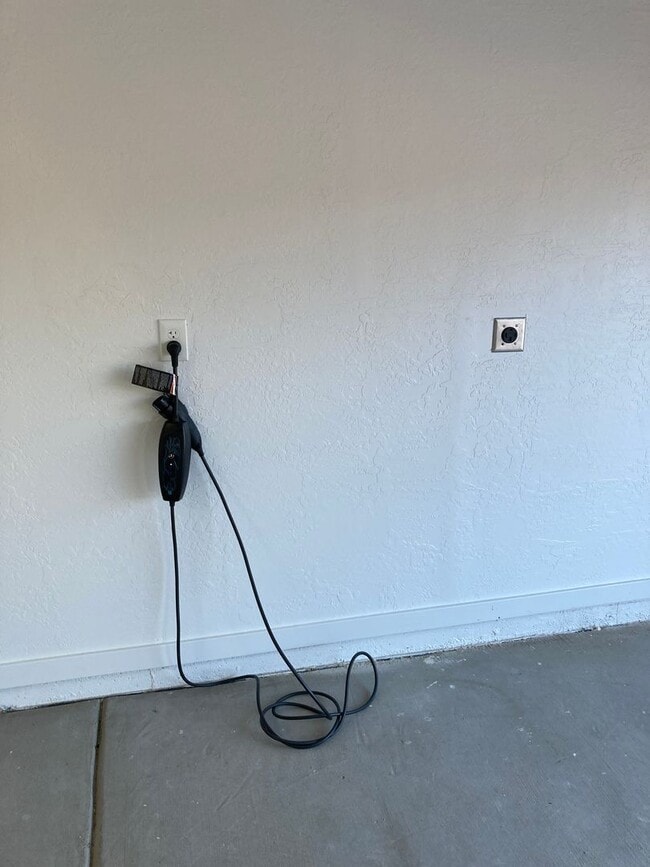 Building Photo - Gorgeous, modern, remodeled, furnished ren...