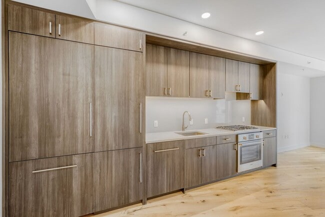 Building Photo - Newly Remodeled 1Bed/1 Bath Downtown Condo with Rooftop Deck & Luxury Amenities!