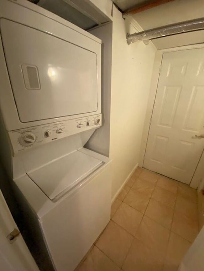 Building Photo - Charming 2-Bedroom Apartment in the Heart ...