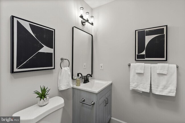 Building Photo - 518 N Lakewood Ave