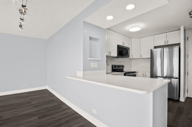 Building Photo - 4343 N Clarendon Ave