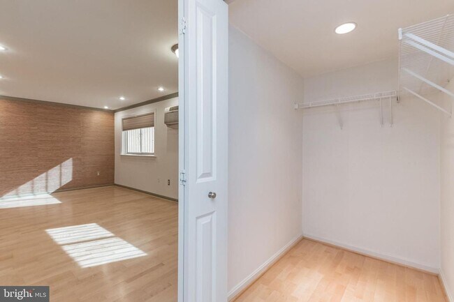 Building Photo - Modern 2-Bedroom Apartment with In-Unit La...