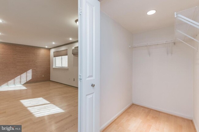 Building Photo - NEWLY AVAILABLE - RENOVATED 2 BR UNIT IN T...