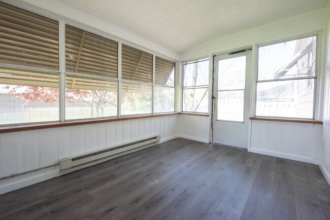 Building Photo - 5976 Hodgman Dr