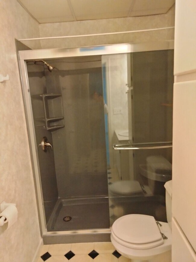 Building Photo - Spacious 1 bedroom 1 bath on the Main Level of a 5 plex.