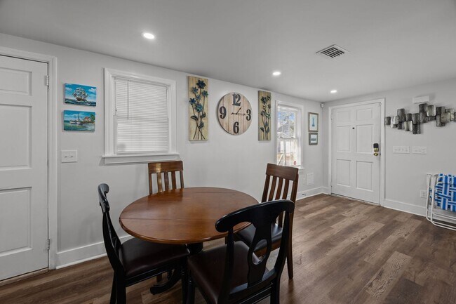 Building Photo - Charming Single-Family Home