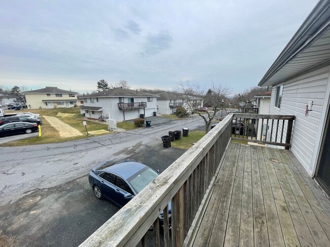 Building Photo - Renovated Condo in Edgewood with Garage!