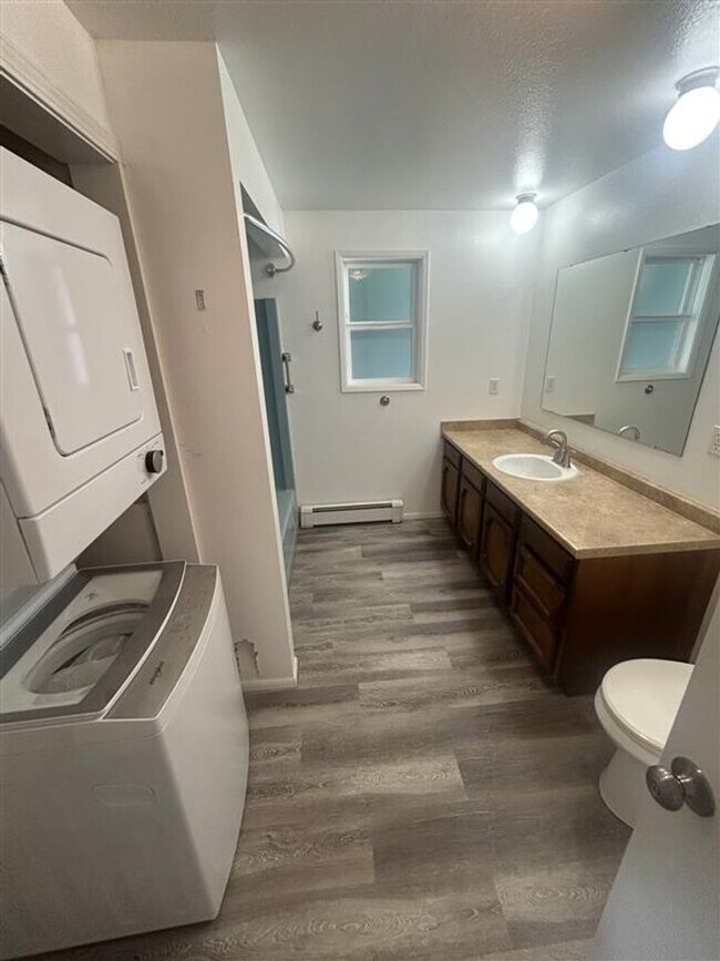 Building Photo - 209 E 3rd St