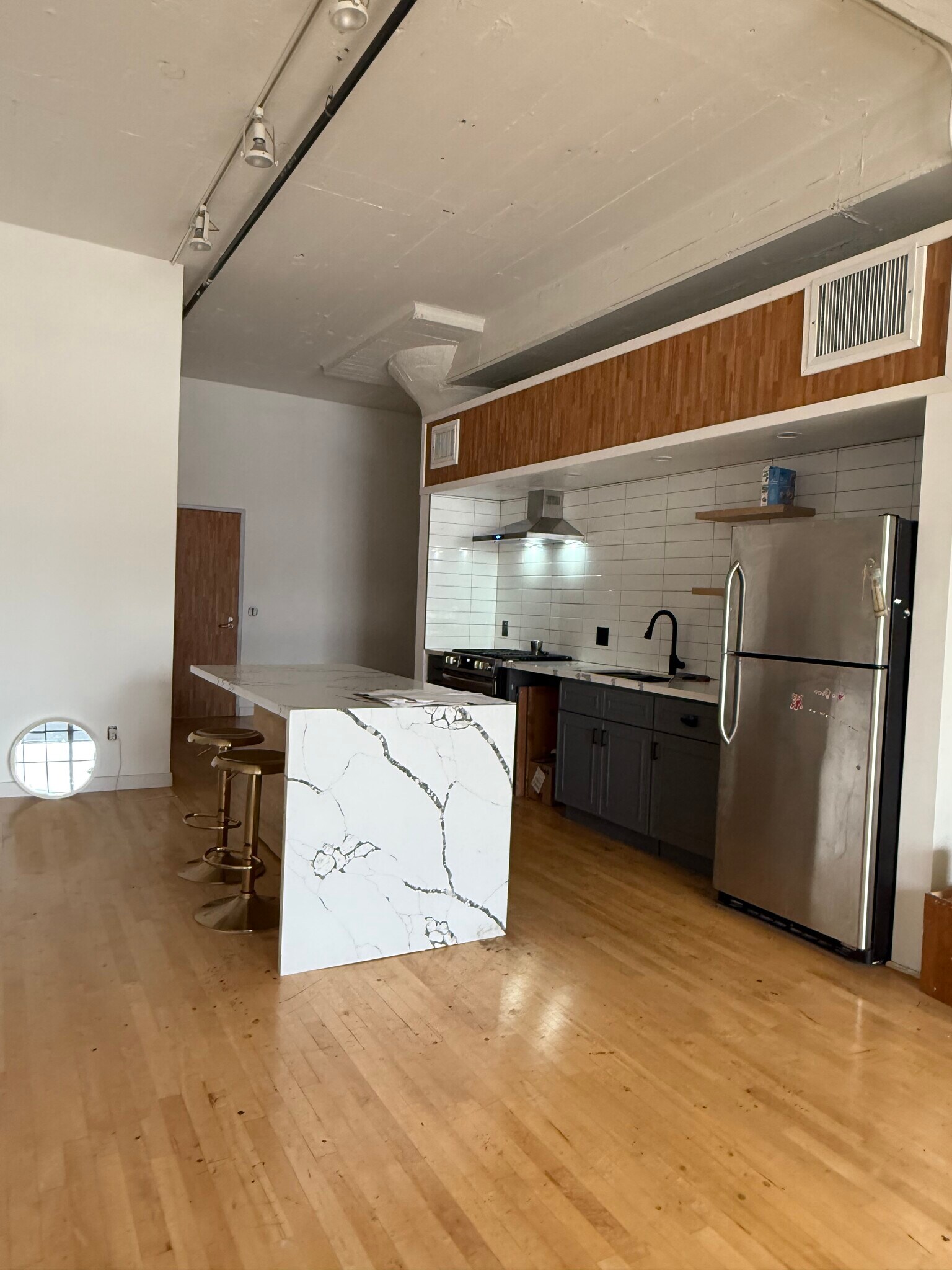 Building Photo - 420 S San Pedro St