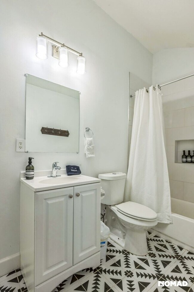 Building Photo - Spacious 4BR House in Atlanta