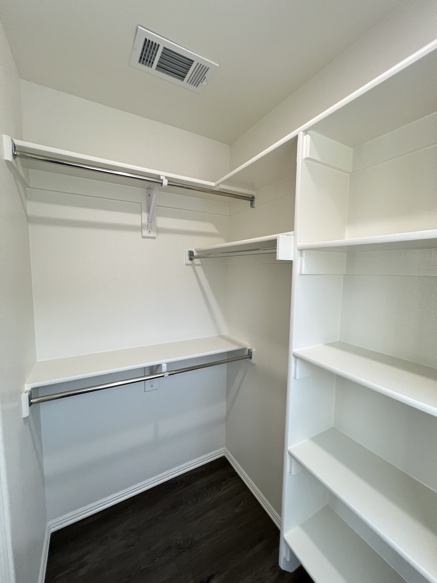 Building Photo - 1018 S Benchmark Ln