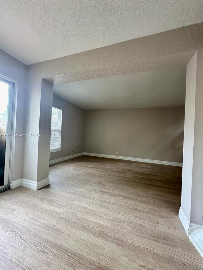 Building Photo - 622 SW 1st St