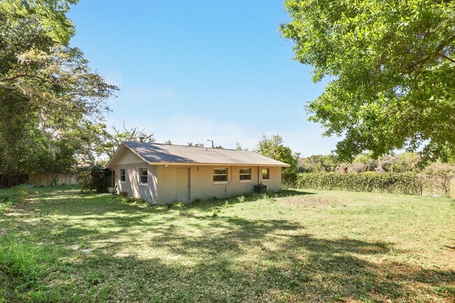 Building Photo - 1617 Acacia Rd