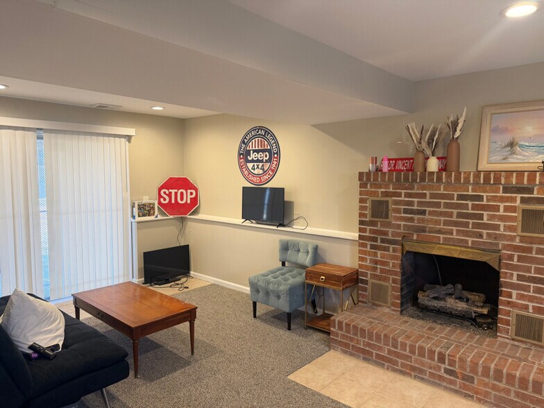 Building Photo - 121 Oregon Ave