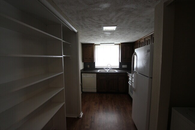 Building Photo - Beautiful 3 Bedroom, 2.5 Bath Townhome in ...