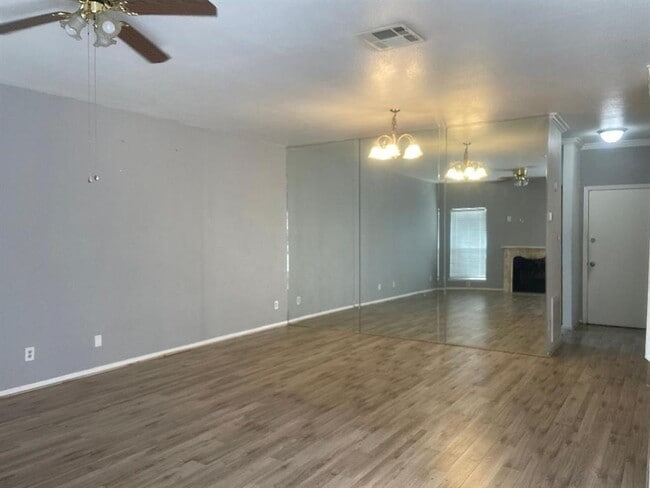 Building Photo - 4001 Tanglewilde St