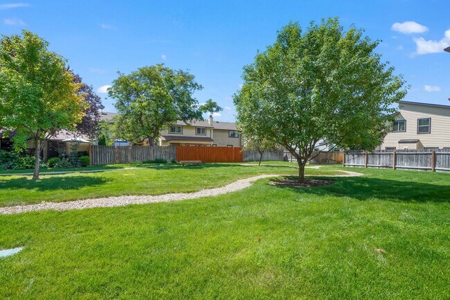 Building Photo - Prime SE Boise 3bd/2ba Townhome with 2-Car Garage