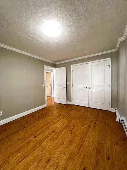 Building Photo - 927 Elm St