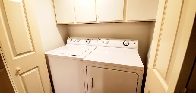 Building Photo - 8527 Hearth Dr