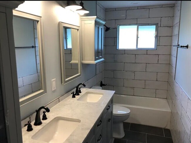 Building Photo - AVAILABLE NOW! CALL US FOR A SHOWING!