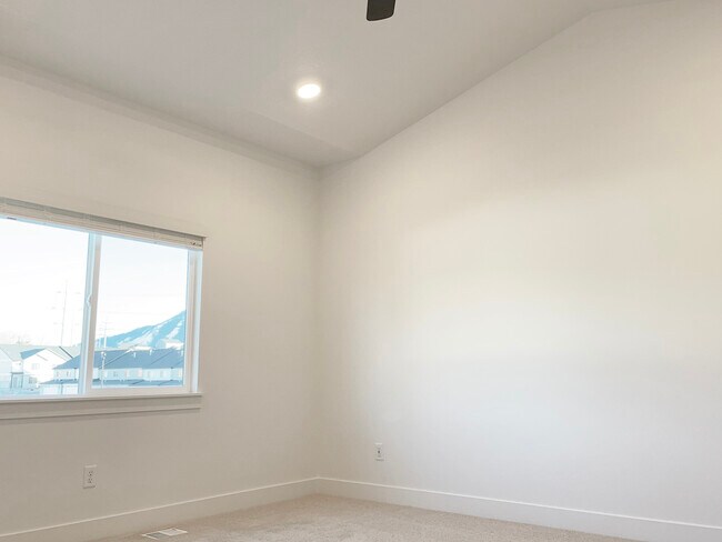 Building Photo - 1599 N 1870 E