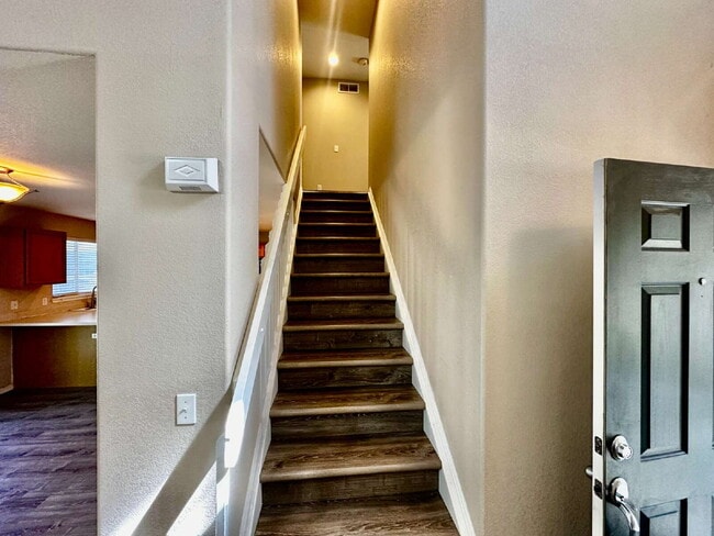 Building Photo - "Charming Centennial Retreat: Spacious 3-Bedroom Home with 2.5 Baths!