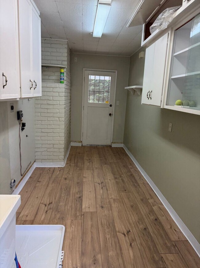 Building Photo - 3 Bedroom 2 bath with Rv Parking