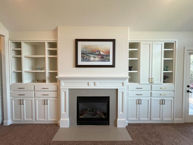 Building Photo - Elegant 4-Bedroom Luxury Home with Panoram...