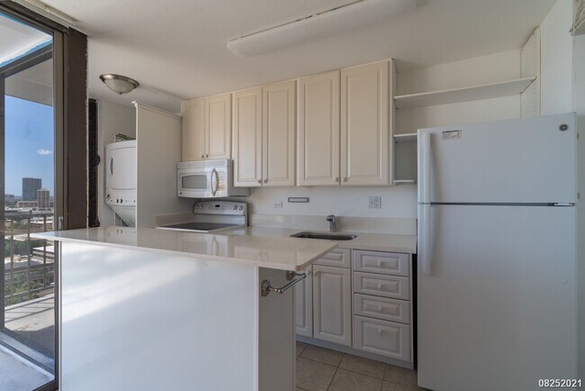Building Photo - 1 Bed 1 Bath Camelot Condominium in Makiki