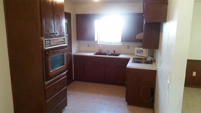 Building Photo - 7608 S Villa Ave