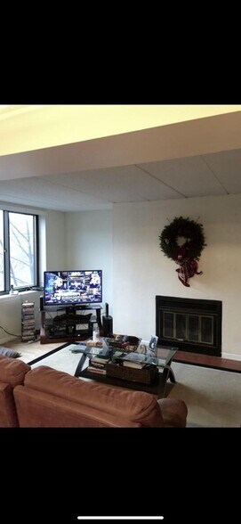 Building Photo - 75 Brainerd Rd