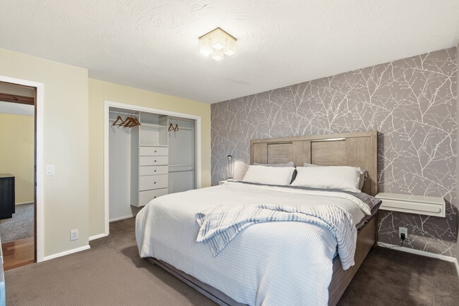 Building Photo - 8682 Alpen Cir