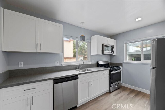 Building Photo - 2027 Vista Del Mar Ave