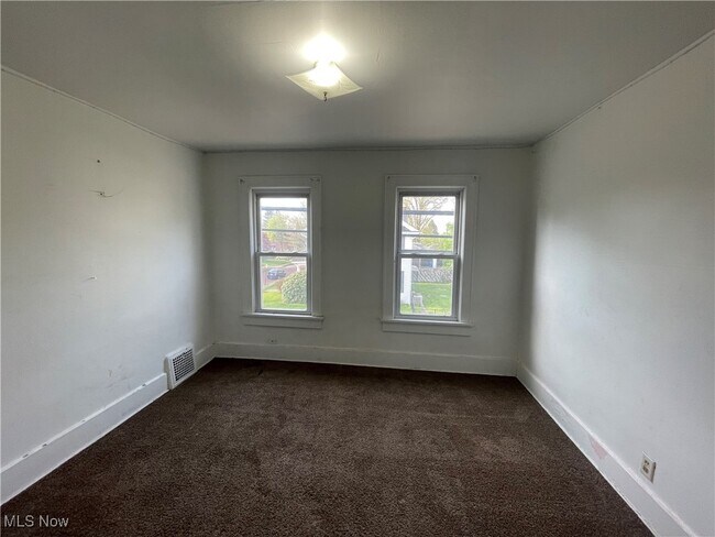 Building Photo - 301 Roslyn Ave NW