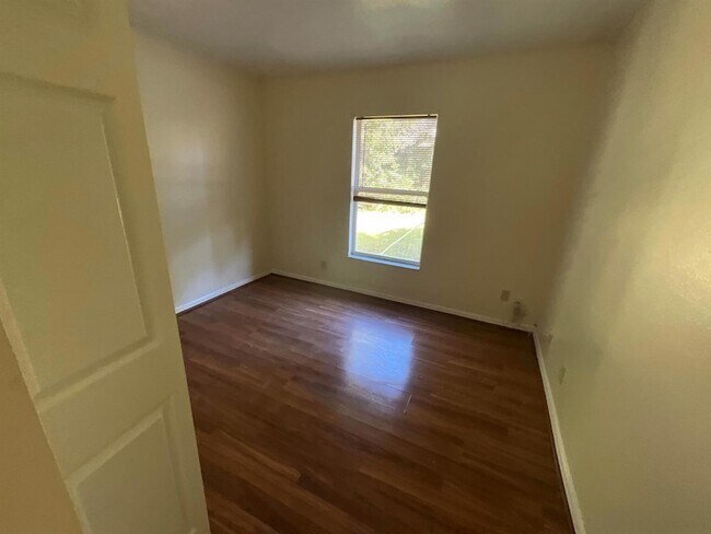 Building Photo - 1931 SW Fears Ave