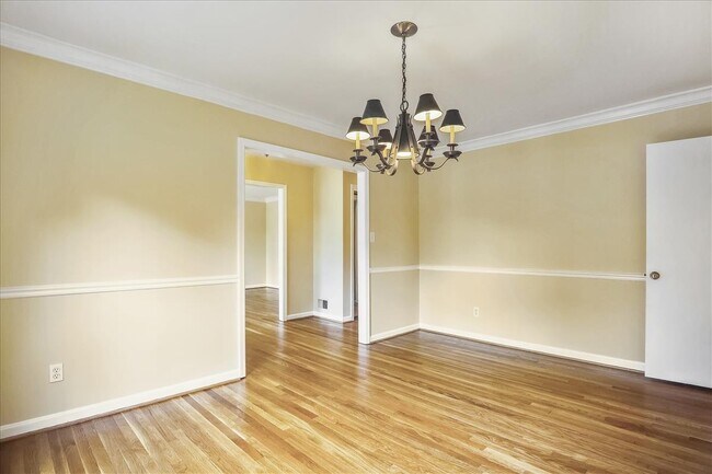 Building Photo - Beautiful 4 BR 3 BA home in quiet neighbor...