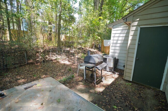 Building Photo - 2335 Parrot Ln