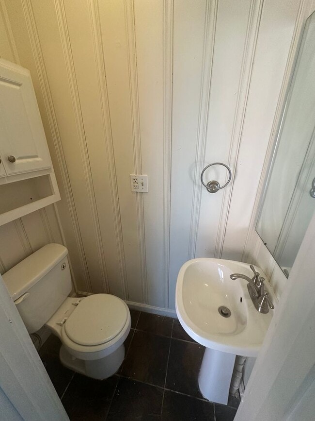 Building Photo - Beautiful 3 Bedroom Home with Large Back Yard and Deck!