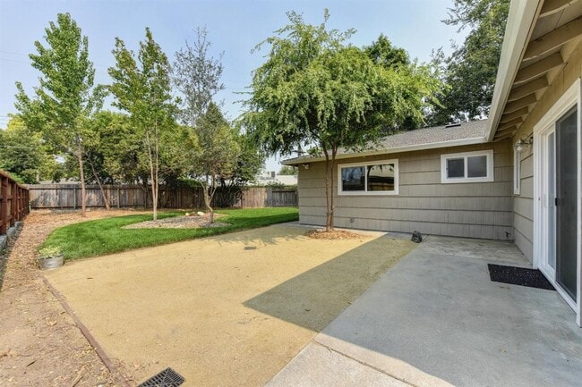 Building Photo - Near Mercy Hospital - Remodeled 4 Bdrm, 2 Bath