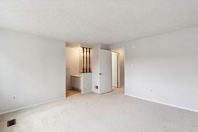 Building Photo - Conveniently located in the Courts of Tysons!