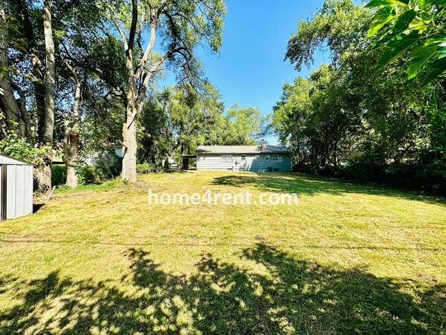 Building Photo - Ranch Style Home in KCMO w/ LVP Floors, SS Appliances and a Fenced Yard!