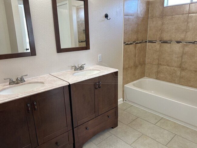 Building Photo - 4910 Parkwood Dr