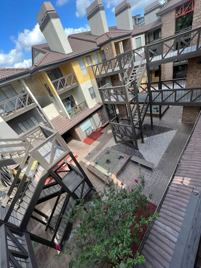 Building Photo - Croix 325 -  2 Bed 1 bath - $1450