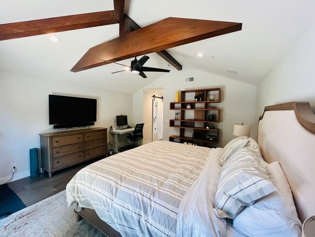 Building Photo - Stunning 3 Bed 2 Bath Downtown Sunnyvale w...