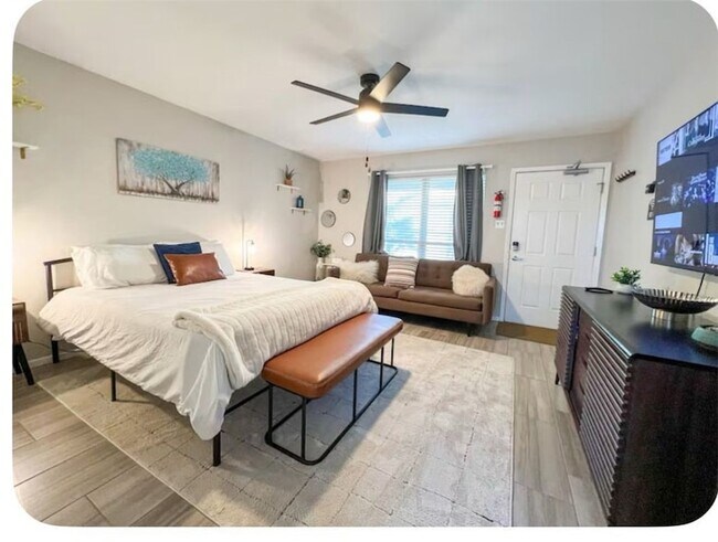 Building Photo - 14898 Granada Dr