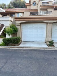 Building Photo - Beautiful Condo in Gated Community