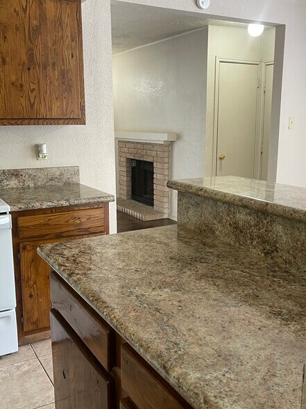 Building Photo - 1007 Spring Loop
