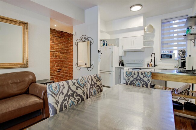 Building Photo - Spacious 2-Bedroom, 2-Bath Apartment with ...