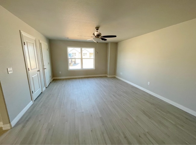 Building Photo - Close to school/Neighborhood surrounded by...