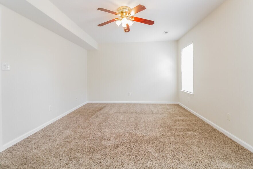 Building Photo - 2164 Spring Hill Cir